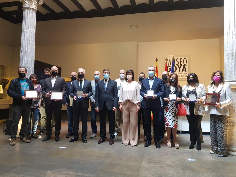 Foto de familia con los galardonados con las Medallas al Mérito Turístico 2021 de Aragón.