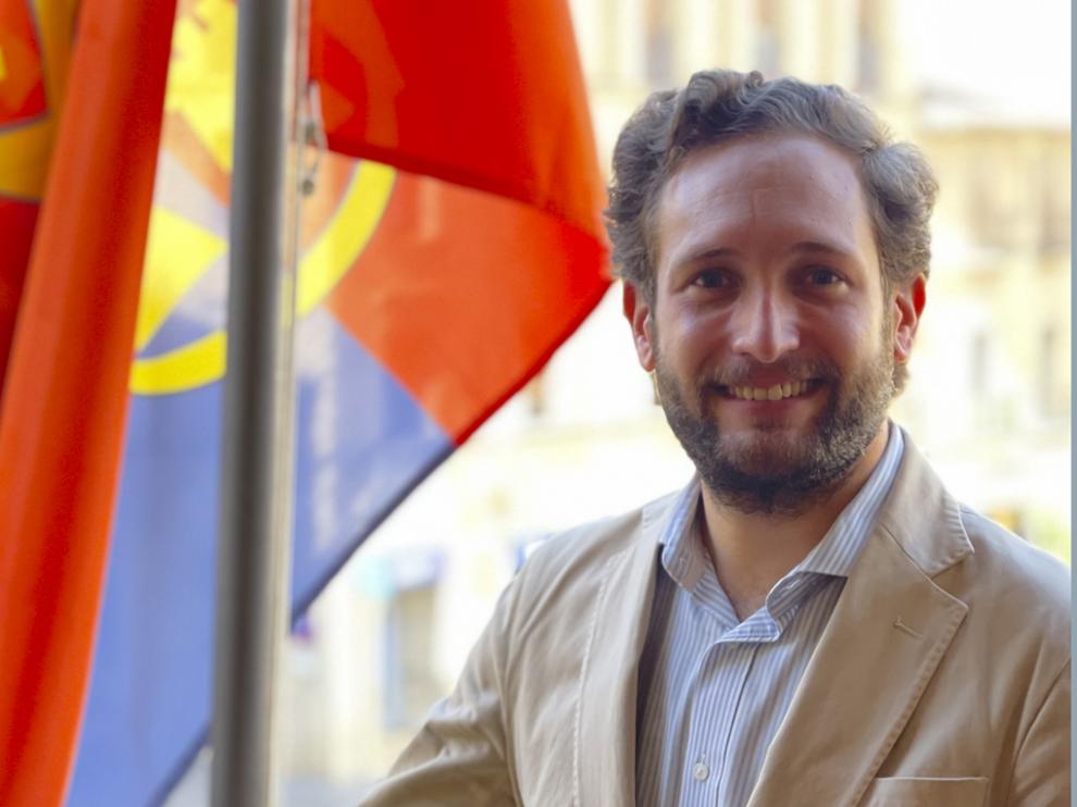 Isaac Claver en el balcón del Ayuntamiento de Monzón.