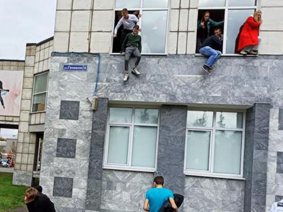 Los alumnos huyeron despavoridos por la ventanas tras empezar el ataque en el campus.