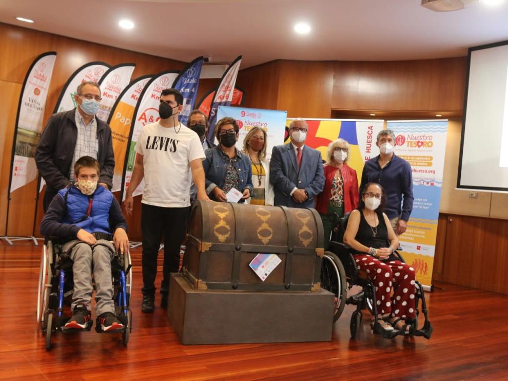 Miembros de Aspace y representantes de las instituciones, con el cofre del tesoro.