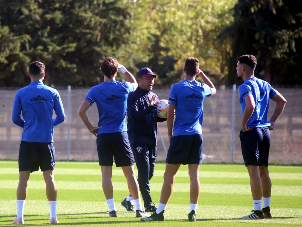 Nacho Ambriz da instrucciones en el entrenamiento del lunes.