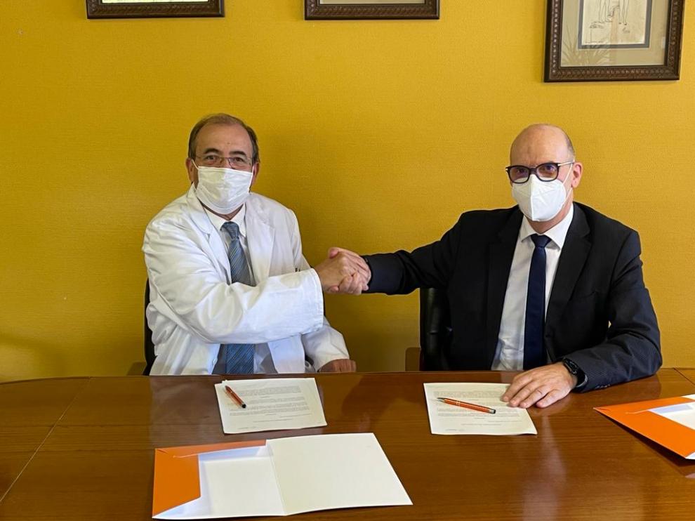 El gerente del sector, José Ignacio Castaño, y el director gerente del IIS, Ángel Lanas, firman el acuerdo.