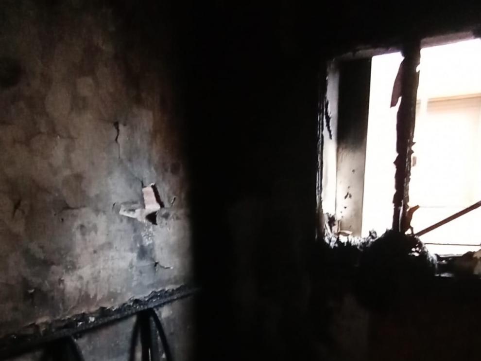 Estado que presentaba la vivienda calcinada en Binéfar