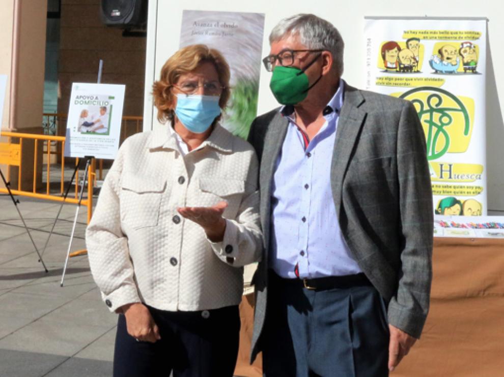 Broto, ayer, junto con el presidente de Alzhéimer Huesca.