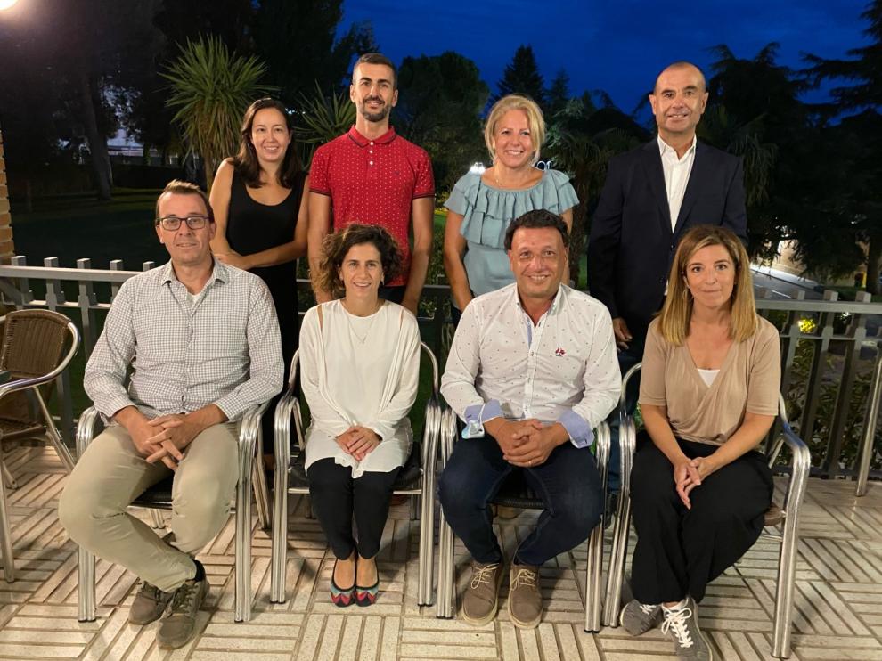 El nuevo equipo directivo del CT Osca con Talito Corrales (de pie, primero a la derecha) como presidente.