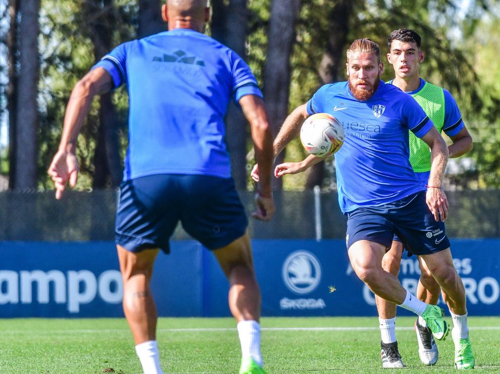 Isidro Pitta trata de controlar la pelota en el segundo entrenamiento del Huesca de esta semana.
