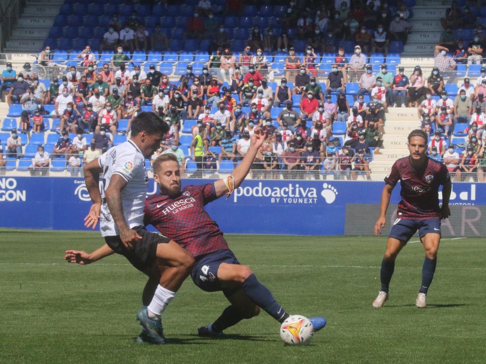 Pulido, en una acción ante el Fuenlabrada, en el que cumplió 150 partidos con el Huesca.