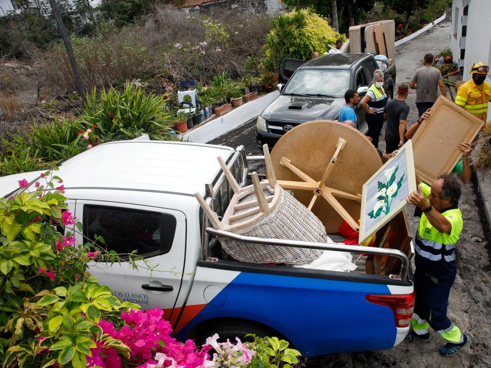 Vecinos de las zonas afectadas han tenido que recoger enseres y otros objetos y dejar atrás sus casas y parte de sus vidas.