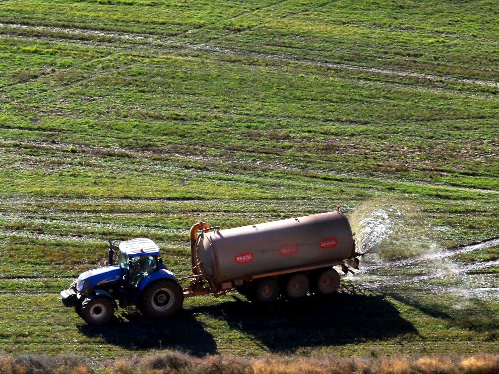 Aplicación de purín un campo de cultivo de la provincia altoaragonesa.