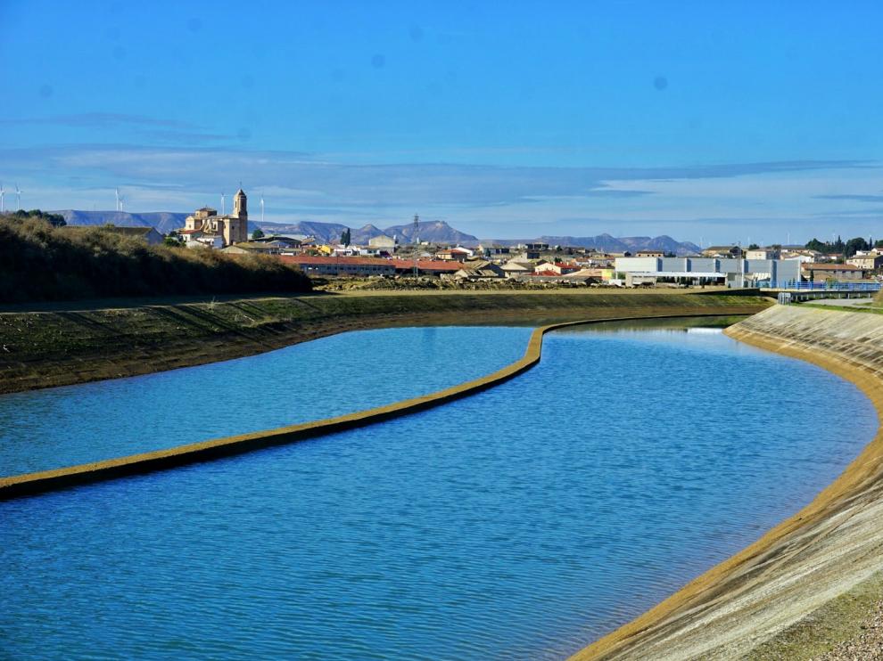 Canal de Monegros con la localidad de Robres al fondo.