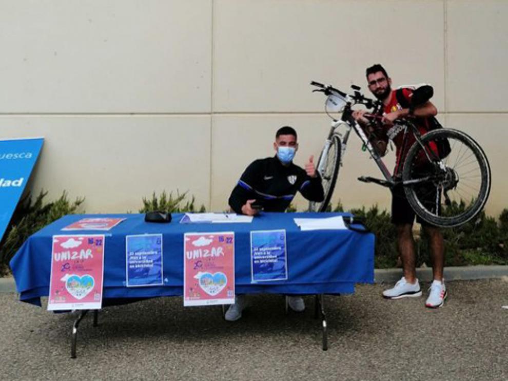 Imagen de uno de los alumnos que llegó este miércoles con bicicleta al Polideportivo Río Isuela de Huesca.