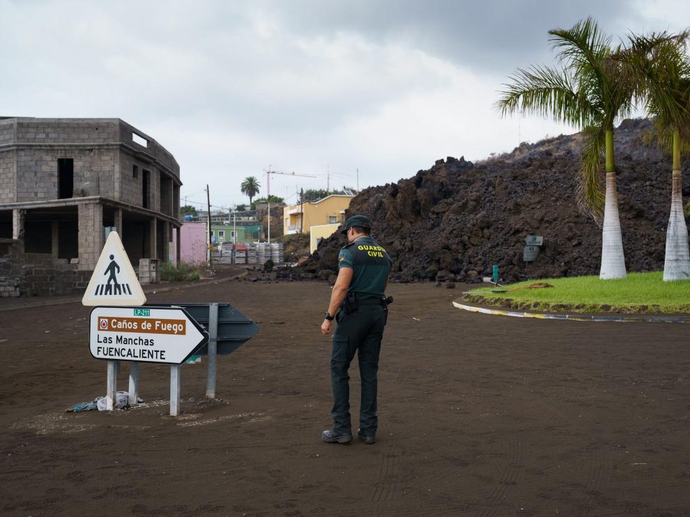 La colada de lava irrumpió ayer en el municipio de Todoque derribando todo lo que encontraba a su paso.