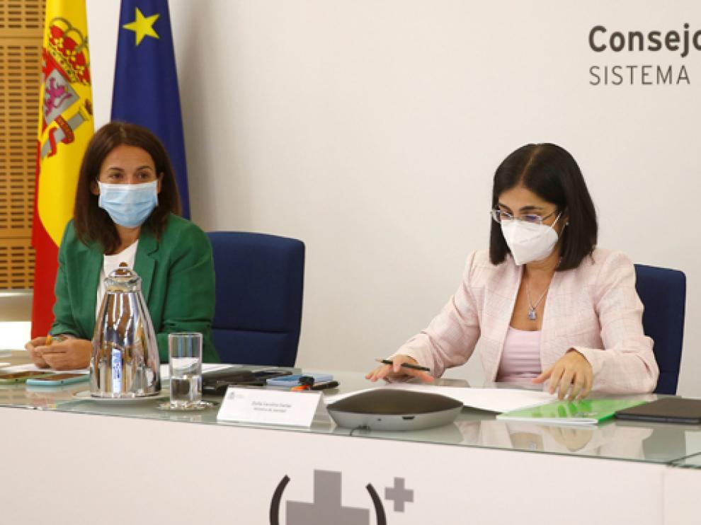 La ministra de Sanidad, Carolina Darias (d), este miércoles tras el Consejo Interterritorial.