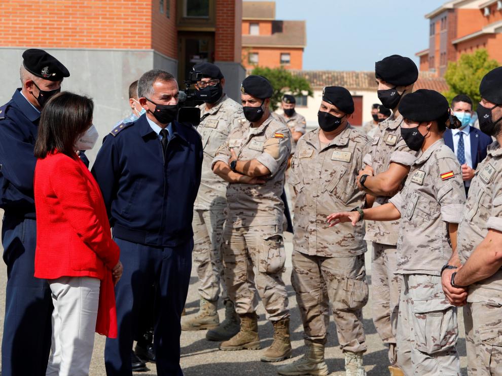 La Ministra de Defensa conversa con algunos militares durante su visita.