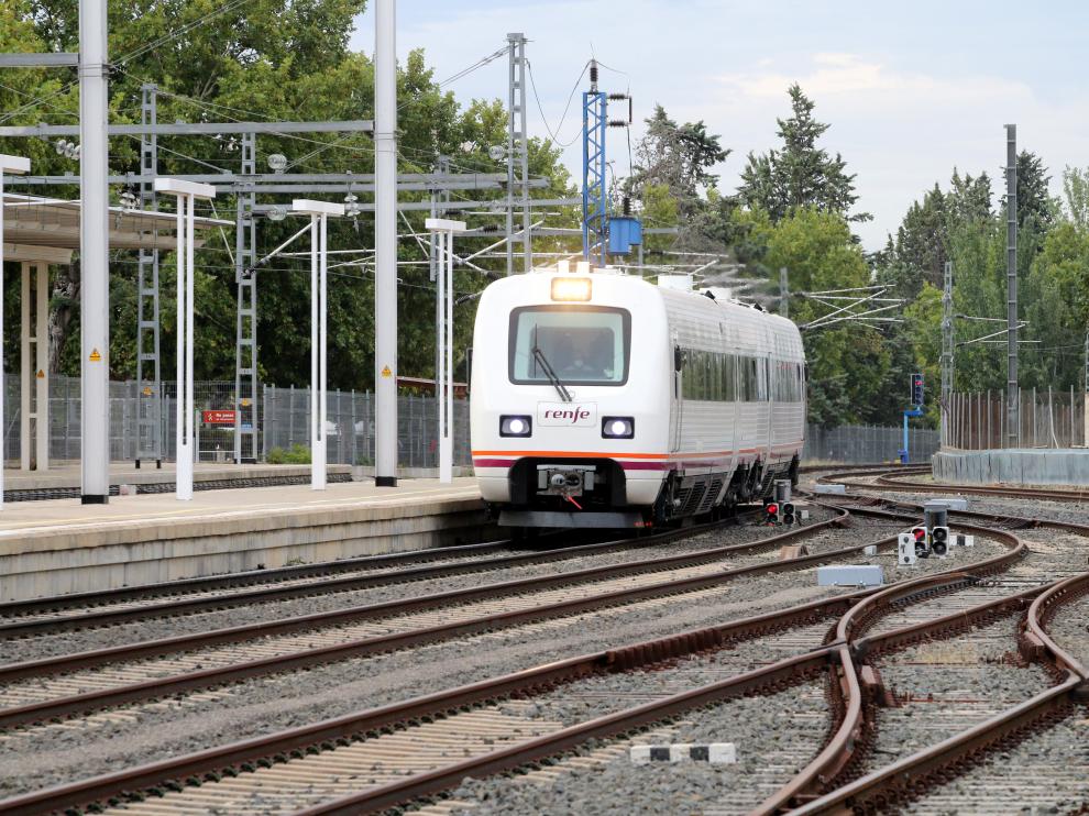 Llegada a la estación de Huesca este jueves de primero de los trenes 594.