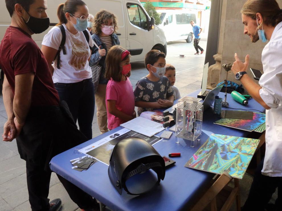 El investigador Andrés Seral realiza un experimento con los jóvenes oscenses.