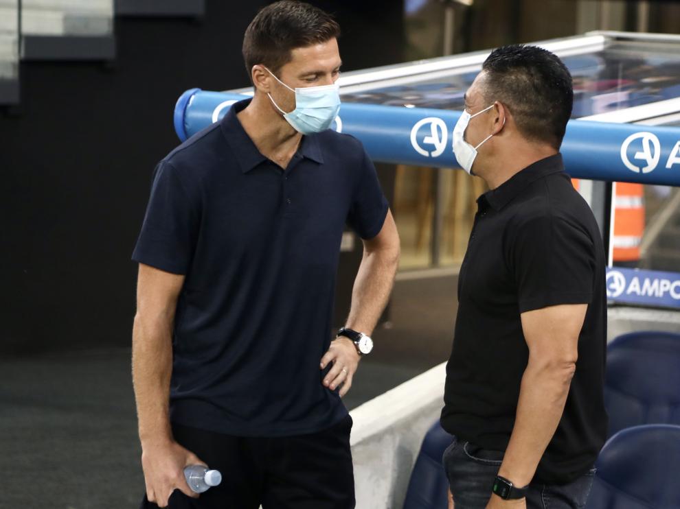Xabi Alonso y Nacho Ambriz hablan antes del partido.