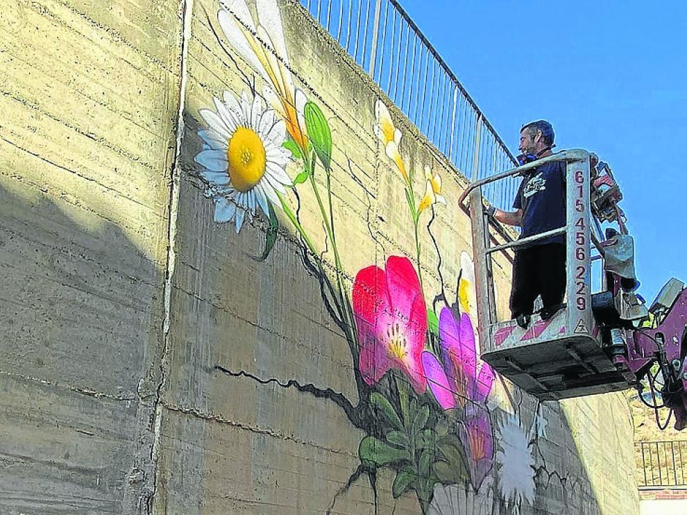 Gasicpainter pintando su mural en el Fragaffity