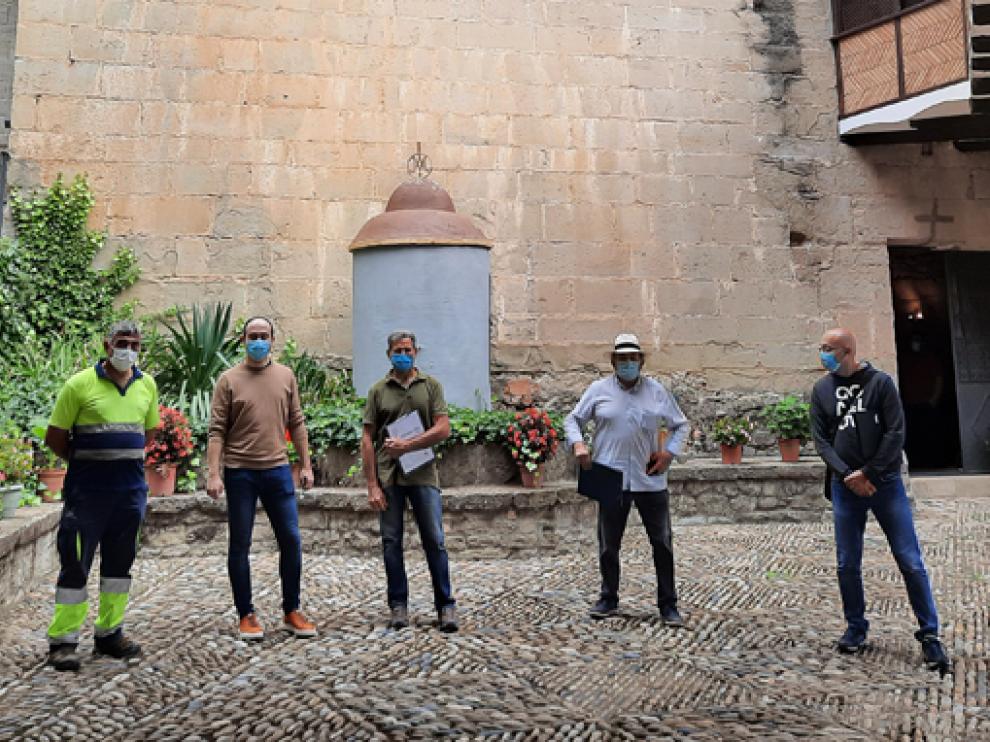 La delegación, en el patio del conjunto de la Basílica de la Virgen de la Peña de Graus.