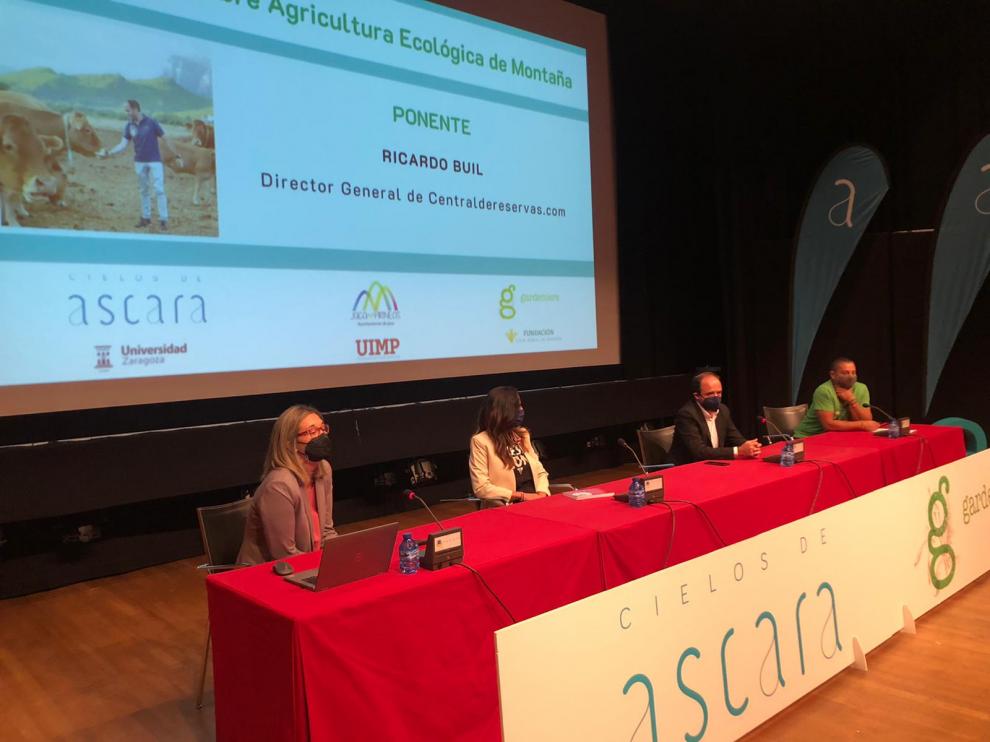 Mesa sobre ganadería ecológica celebrada ayer, primer día de las jornadas.
