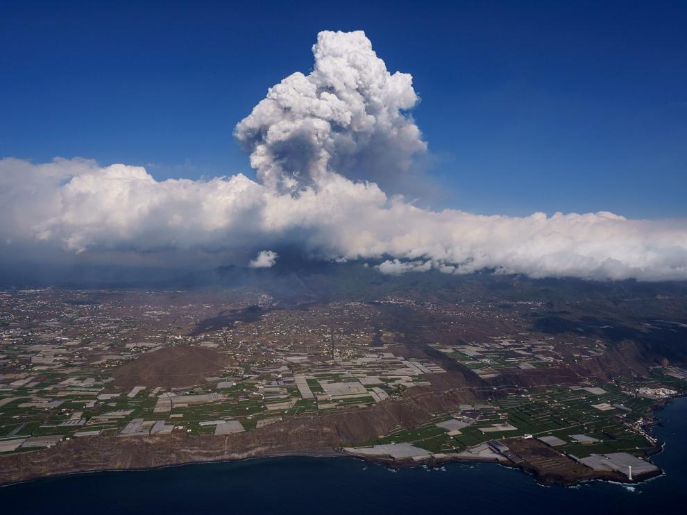 La gran nube de humo se eleva a una gran altura sobre el volcán de La Palma.