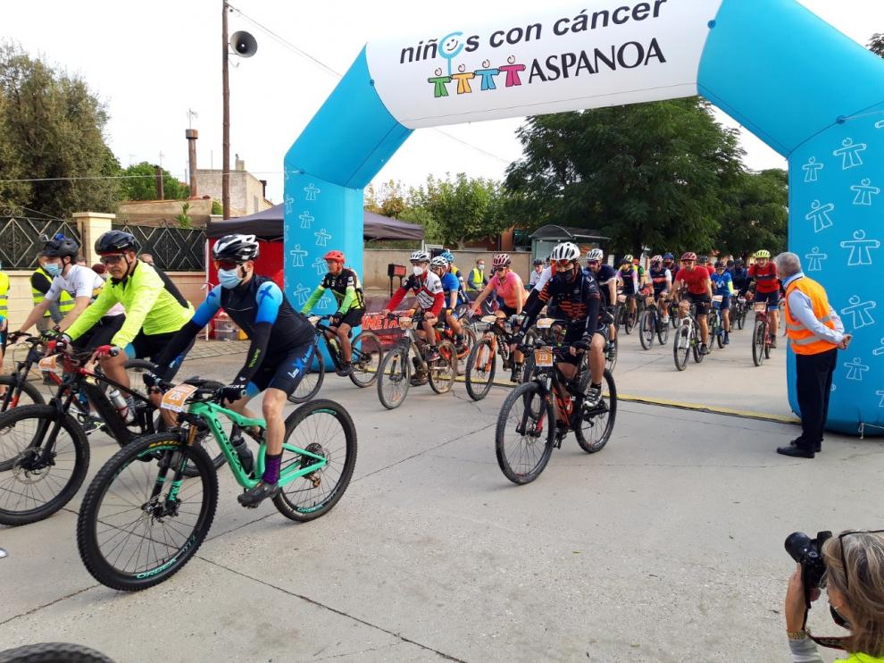 Salida de la carrera realizada este sábado por los ciclistas en el municipio de Almudévar