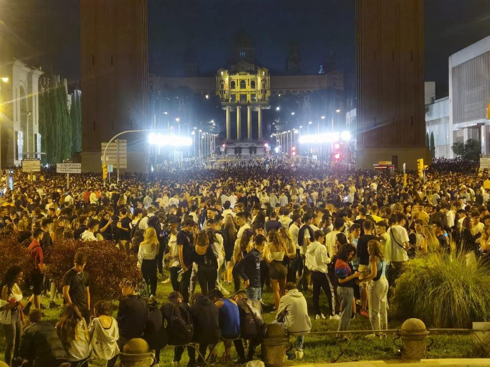 Miles de jóvenes durante el botellón en Barcelona