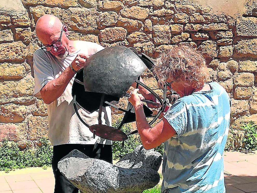 Paco Puch y Sandrine Reynaud mostrando su trabajo escultórico.