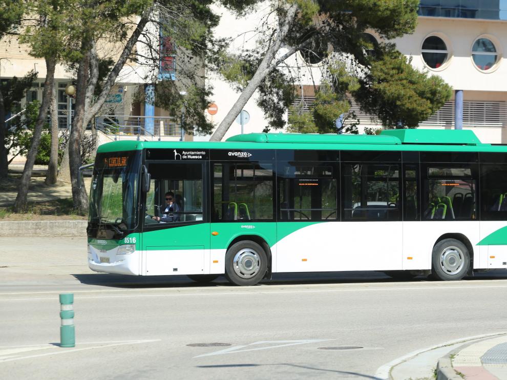 Línea de autobús urbano circulando en la capital oscense.