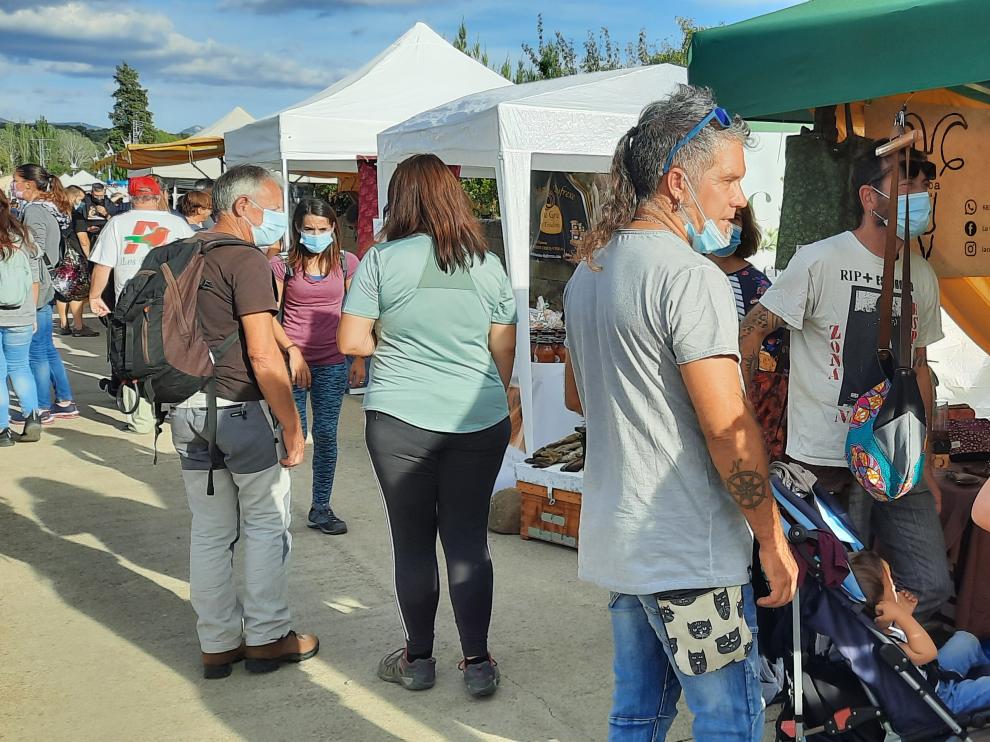 Visitantes a la Feria de Ayerbe este domingo.