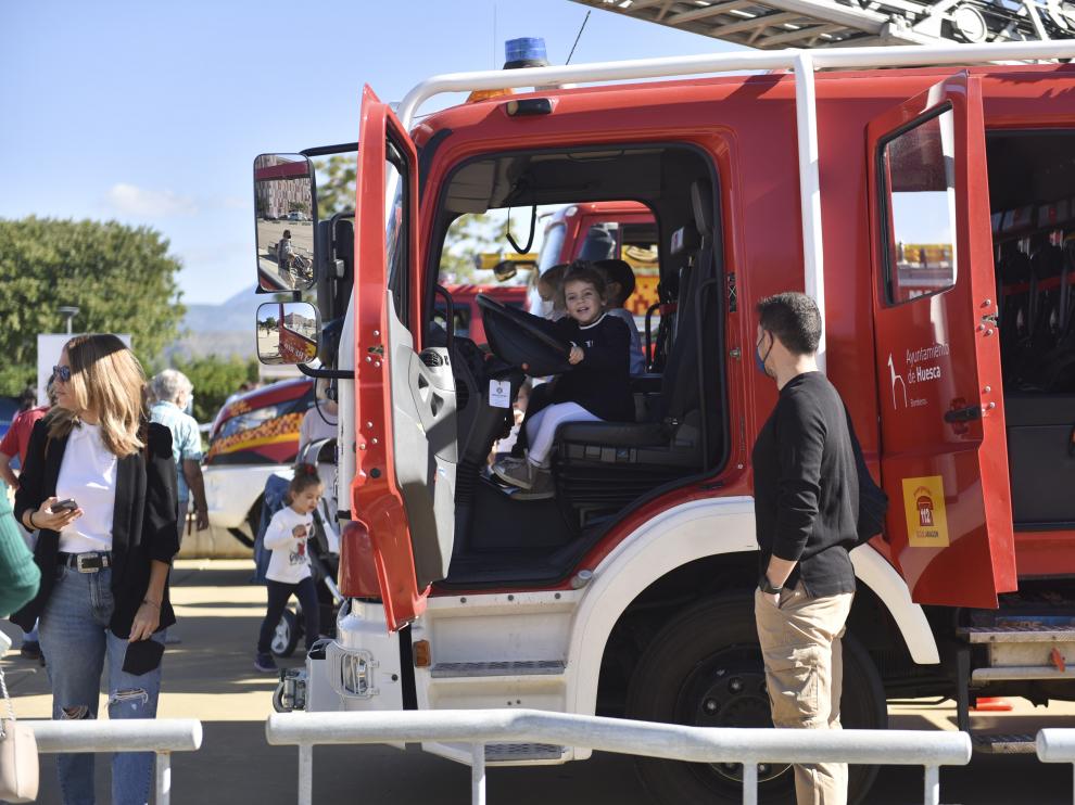 Joven oscense a los mandos del camión de bomberos ayer en los exteriores del Palacio de Congresos.