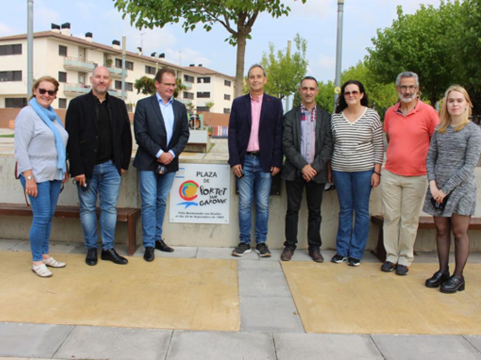 Junto a la placa en la plaza Portet sur Garonne, Thierry Suaud a la izquierda y Alfonso Adán a la derecha.