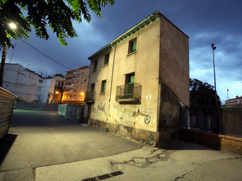 El bloque linda con el colegio Sancho Ramírez.