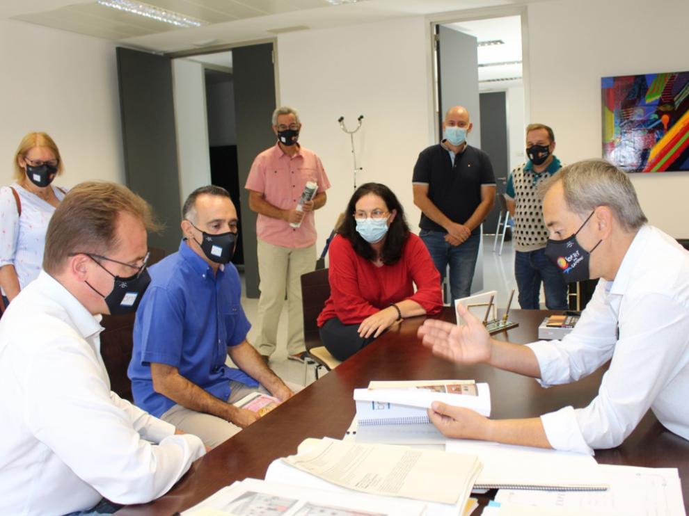 Alfonso Adán y Thierry Suaud, alcaldes de los municipios durante la reunión realizada el domingo.
