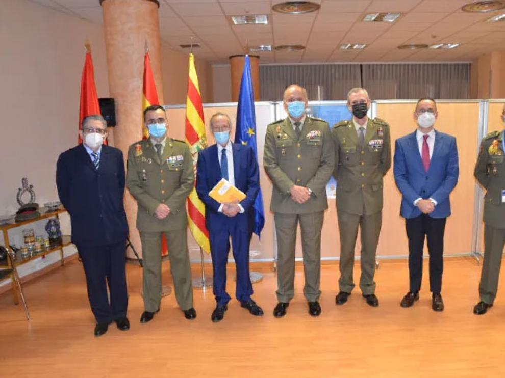 José Piqué rodeado de algunos de los organizadores y ponentes del Curso de Defensa.