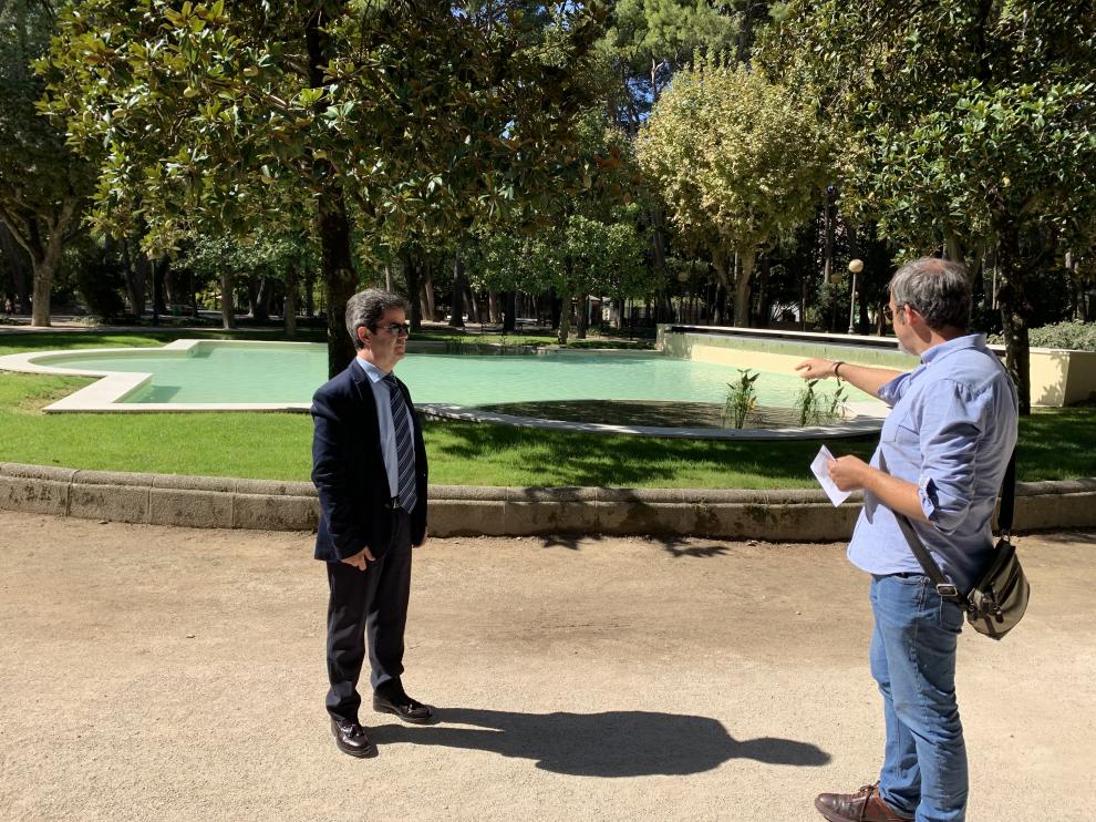 El alcalde y el concejal de Medio Ambiente comprueban la mejora en el estanque central del Parque Miguel Servet.