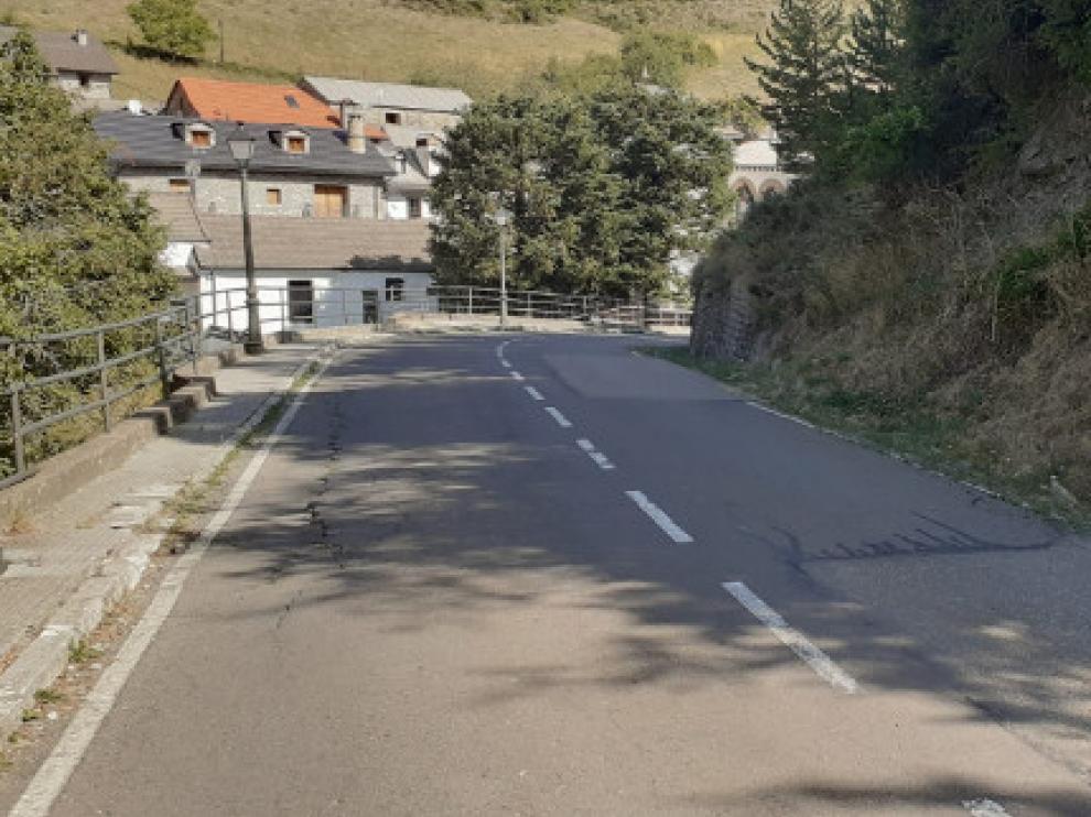 La carretera HU-V-2201, a su paso por Borau.