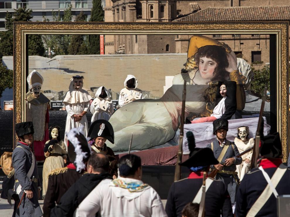 Los cuadros y personajes más famosos de Goya tomaron la plaza del Pilar de Zaragoza.