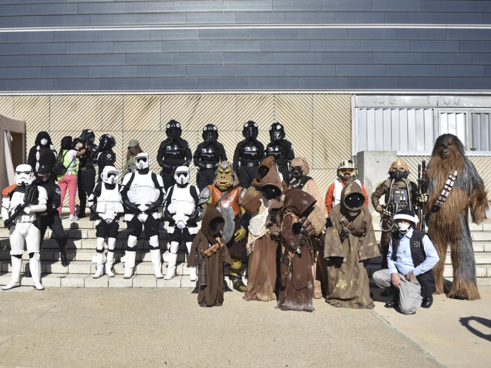 Miembros de la Asociación Sonrisas en Aragón disfrazados de personajes de la saga cinematográfica de Star Wars.