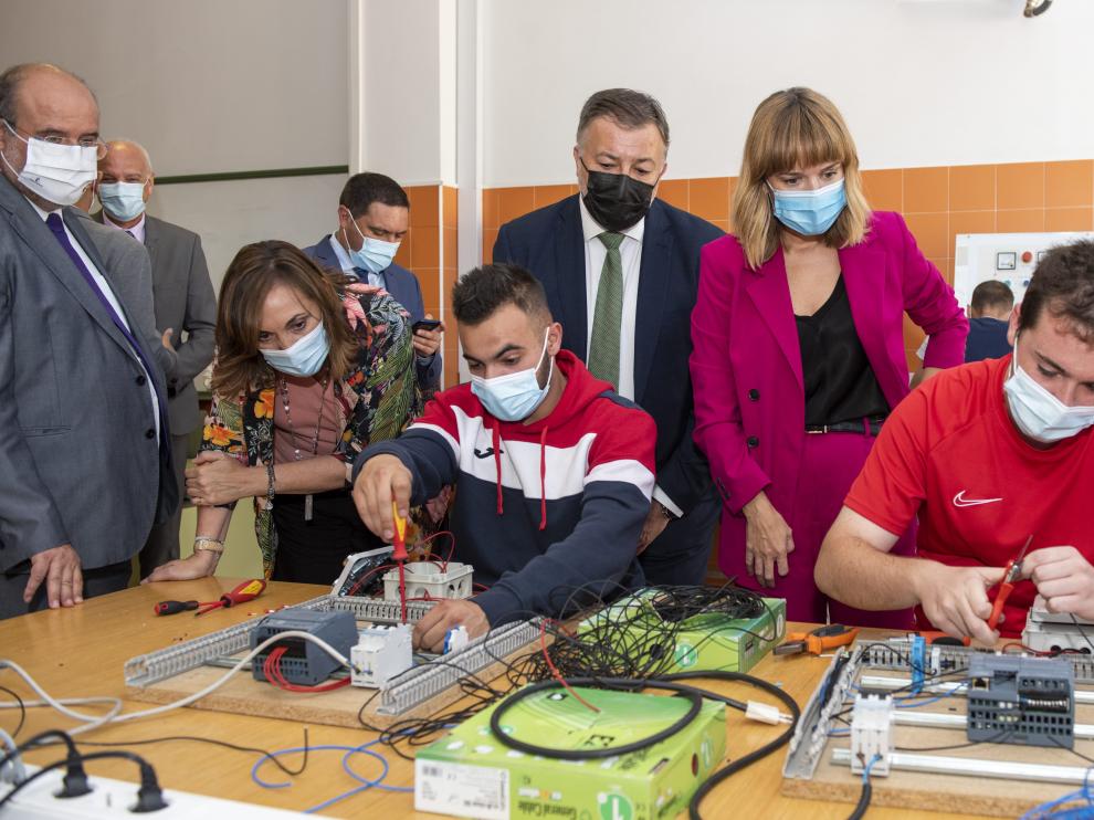 Pilar Alegría y Emiliano García Page durante su visita a un Centro Integrado de Formación Profesional en Cuenca.
