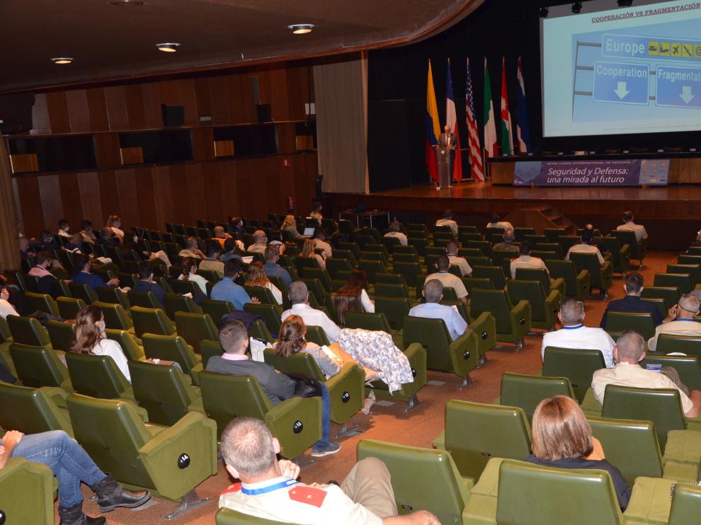 Asistentes a la segunda jornada del Curso de Defensa en Jaca.