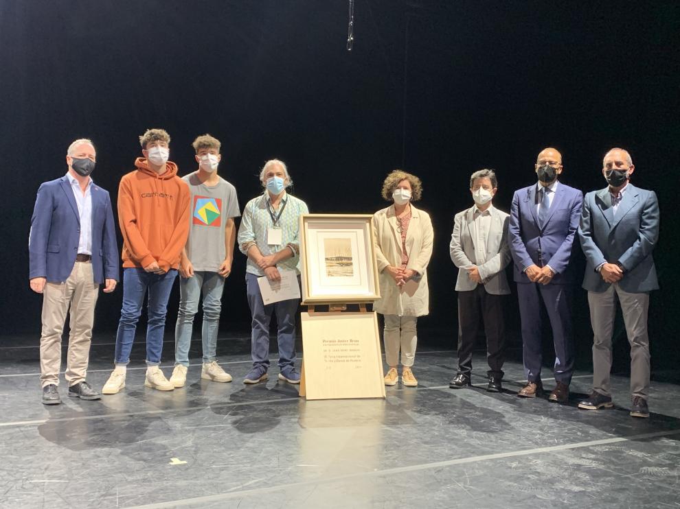 Autoridades, premiado y familiares de Javier Brun, en la inauguración de la Feria de Teatro y Danza de Huesca