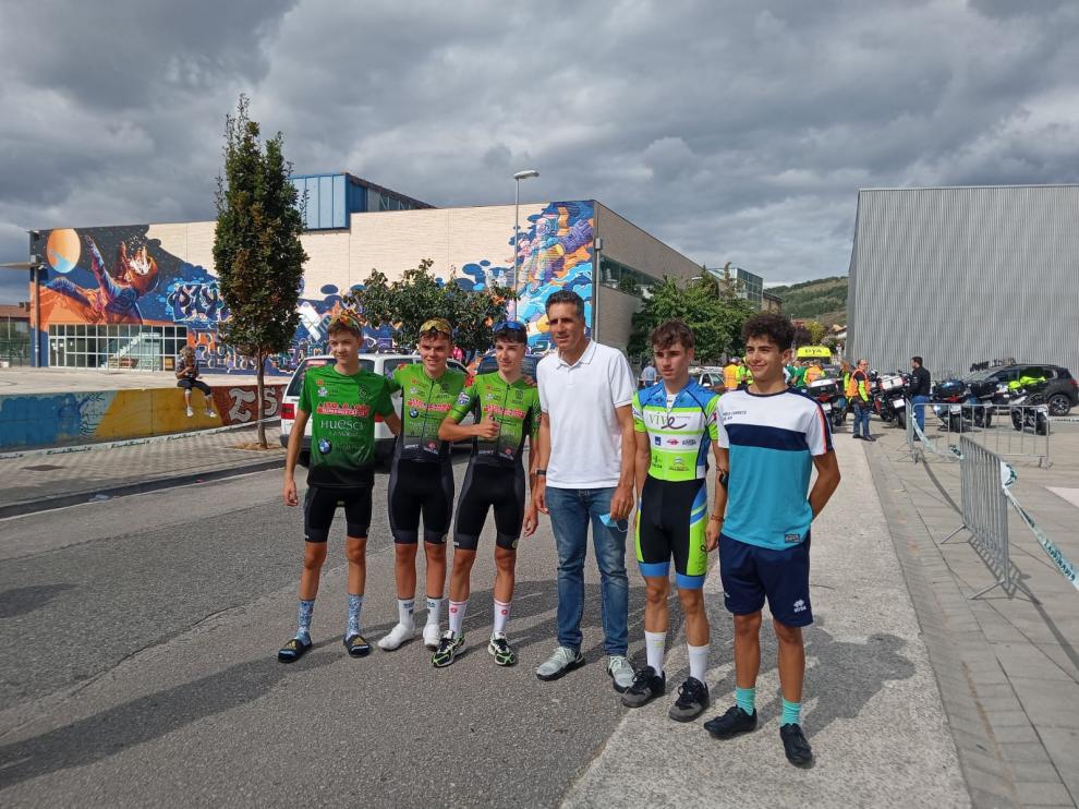 Los cadetes y júniors oscenses con Miguel Indurain, aprovechando la jornada en Villava.