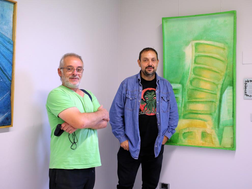 Rafael Moreno y Jaime Esparrach junto a una de las obras.