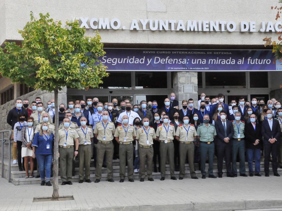 Foto de familia de los asistentes al Curso Internacional de Defensa de Jaca, durante este miércoles.