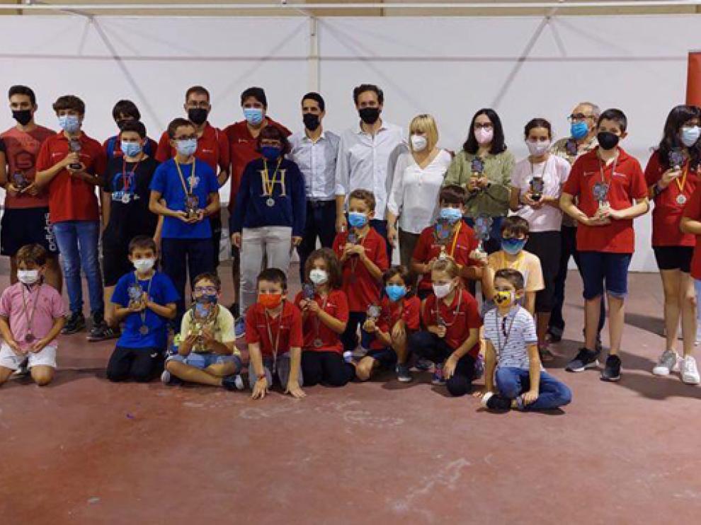Foto de premiados al final del torneo.
