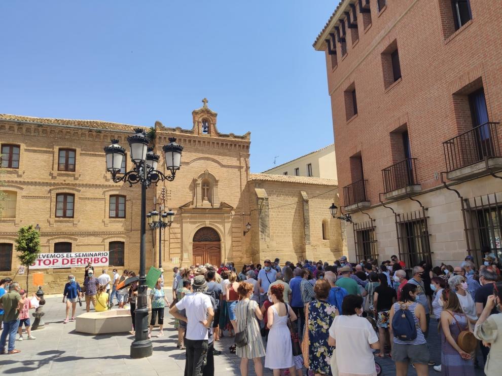 Imagen de la concentración en contra del derribo del Seminario de Huesca