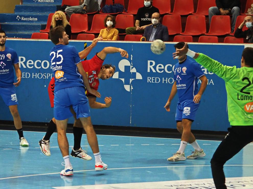 Miguel Gomes lanza a portería en el encuentro contra el Valladolid.