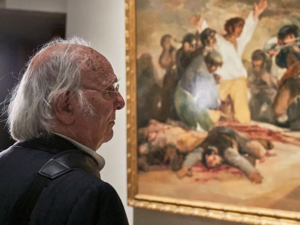 Carlos Saura ante una obra de Goya.