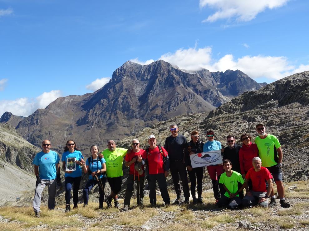 Grupo participante en la excursión en el Cuello Brazato, con el Vignemale al fondo.